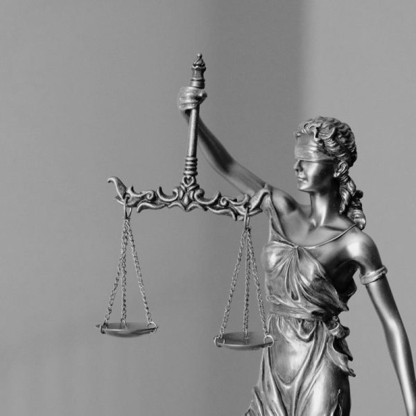 Elinde terazi tutan adalet heykeli – tenkis davası ve saklı pay