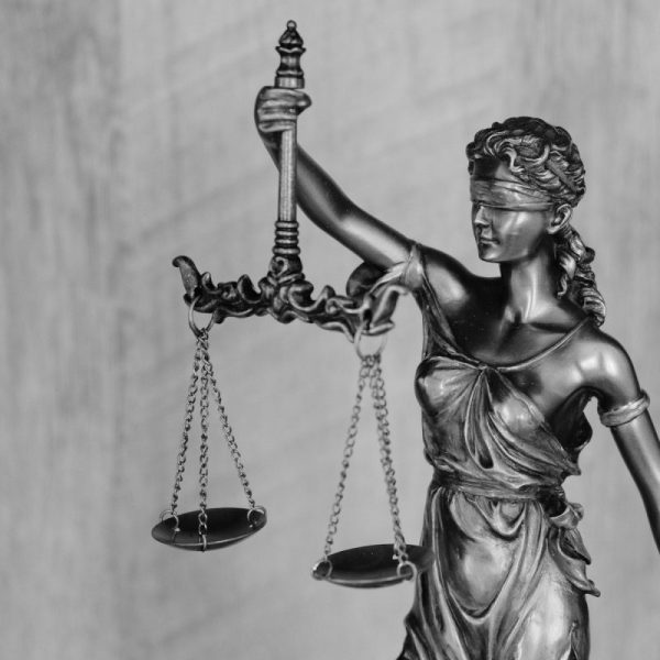 Boşanmada kusur tespiti için adalet heykeli